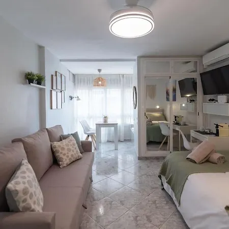 Estudio Reformado Con Vistas Al Mar Y Piscina, Ideal Parejas En Benalmádena