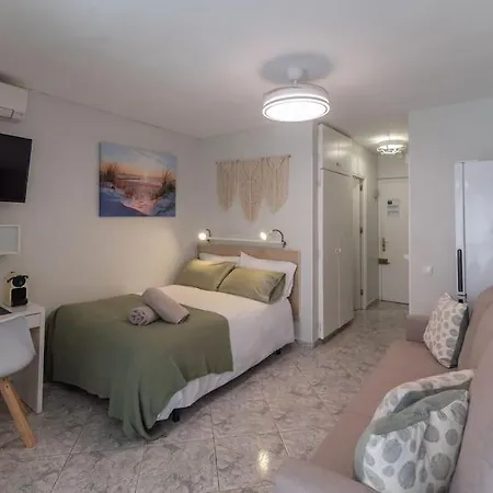 Estudio Reformado Con Vistas Al Mar Y Piscina, Ideal Parejas En